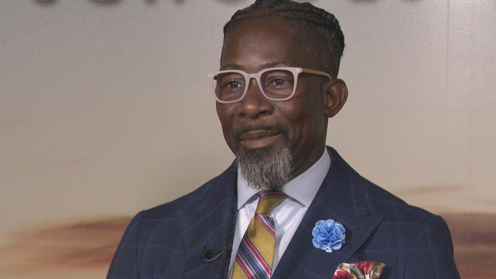 Federal immigration agent detains school chief Ian Roberts in Des Moines