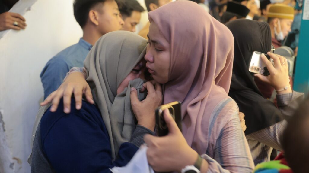 The collapse of prayer halls at Indonesia’s Islamic school kills one and hurts dozens
