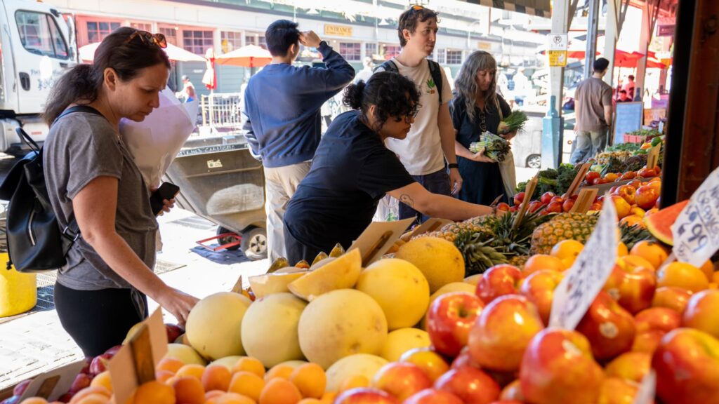 The disparity in economic views between high-income and low-income earners is shocking.