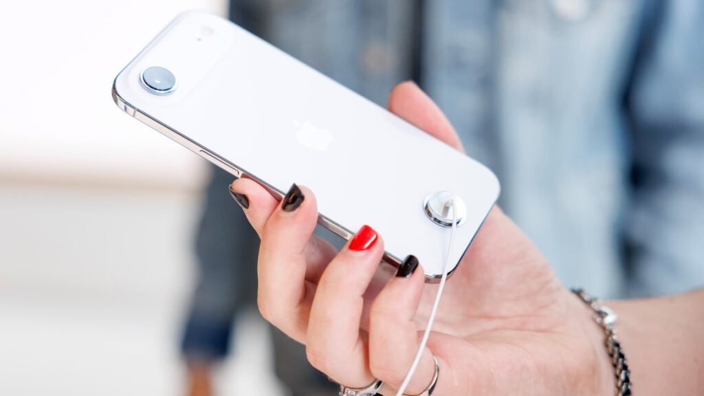 Apple’s iPhone Air sales to focus on in 4th quarter results