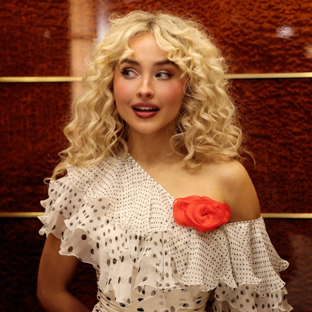 Sabrina Carpenter subscribes to Carrie Bradshaw in SNL teaser