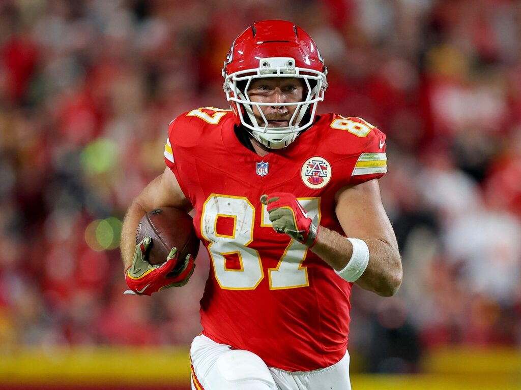 Kelce and Mahomes lead Chiefs to commanding victory | American Football News