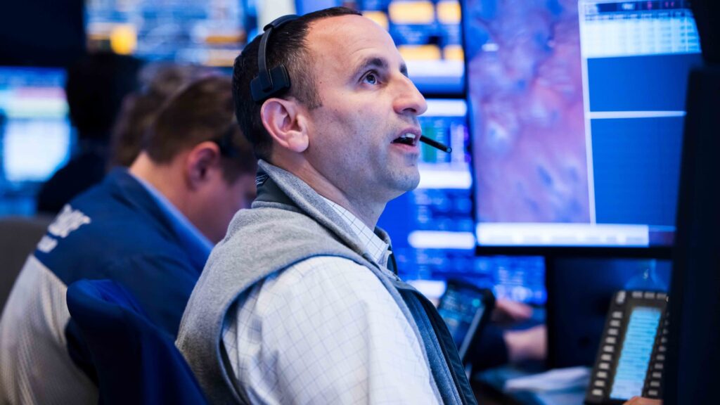 Investors expect economic data to lag