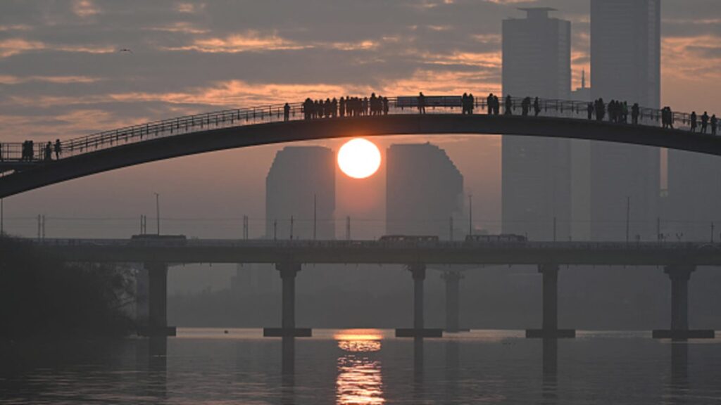 Asian markets are declining as people move away from technology. Investors await President Trump’s speech