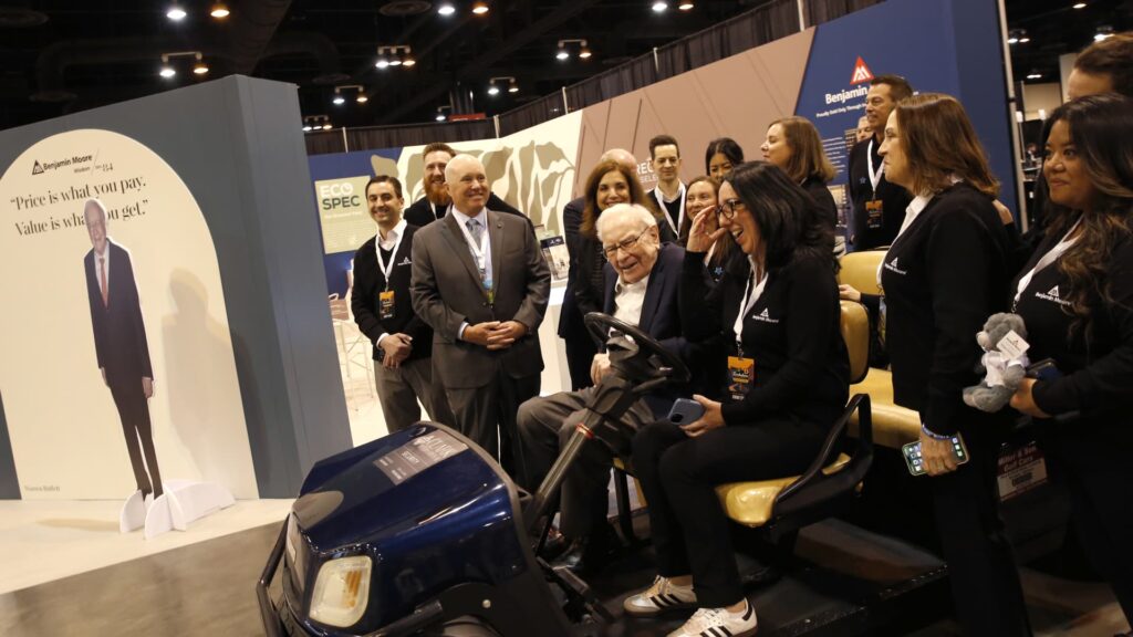 Warren Buffett timed himself with the alphabet, intentionally or not.