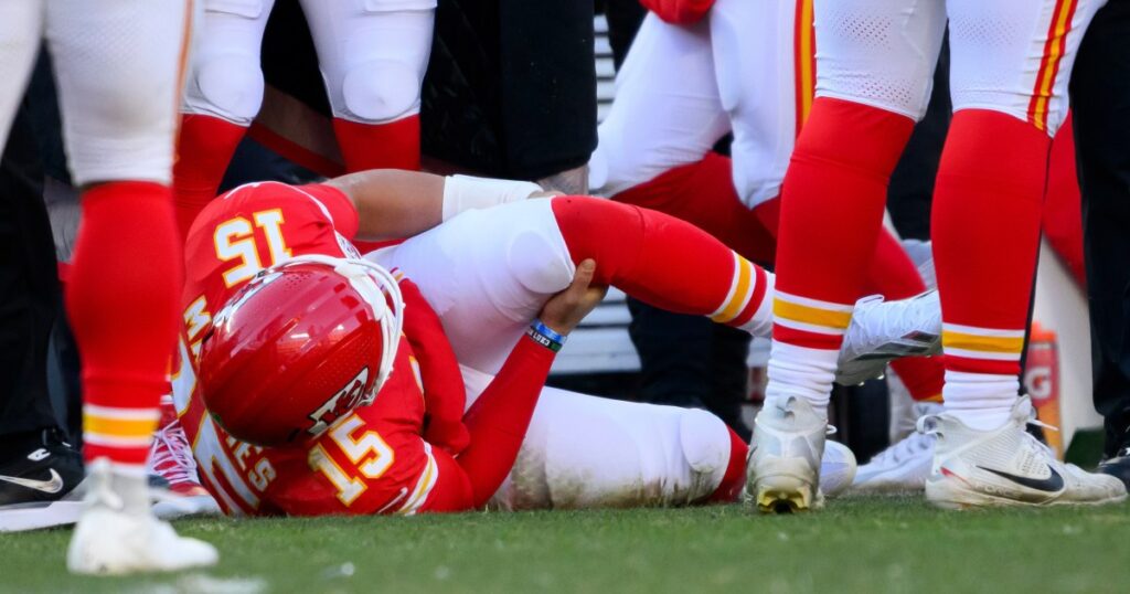 Patrick Mahomes injures knee during Chiefs vs. Chargers game | American Football News