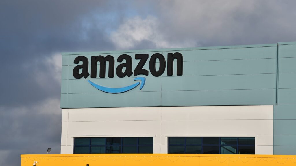 Amazon plans first large-scale retail store in Chicago suburbs