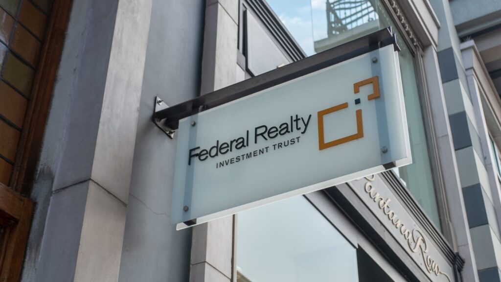 Wall Street sees a bright year in 2026 for this high-dividend stock.