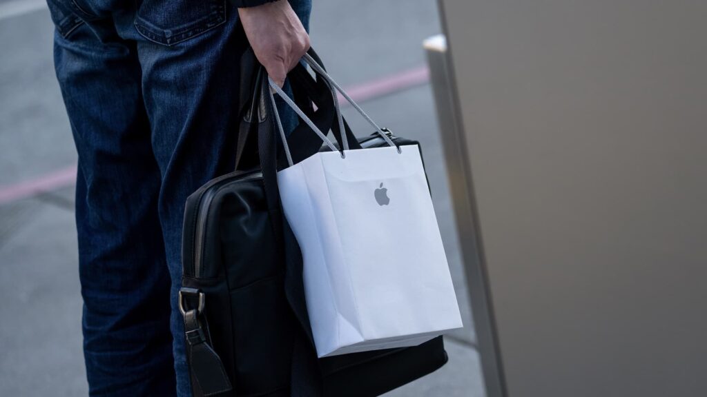 Stocks whose prices fluctuate significantly after hours: AAPL, HOOD, V, SNDK