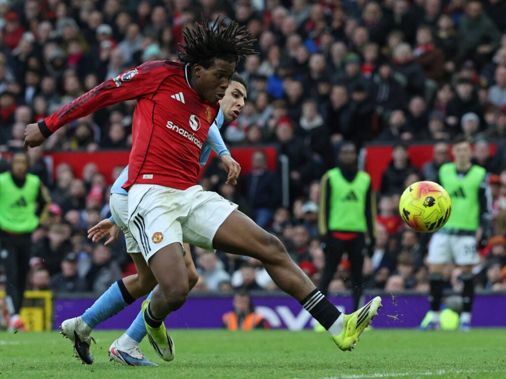 Carrick makes perfect start as United beat City 2-0 in Manchester derby | Soccer News