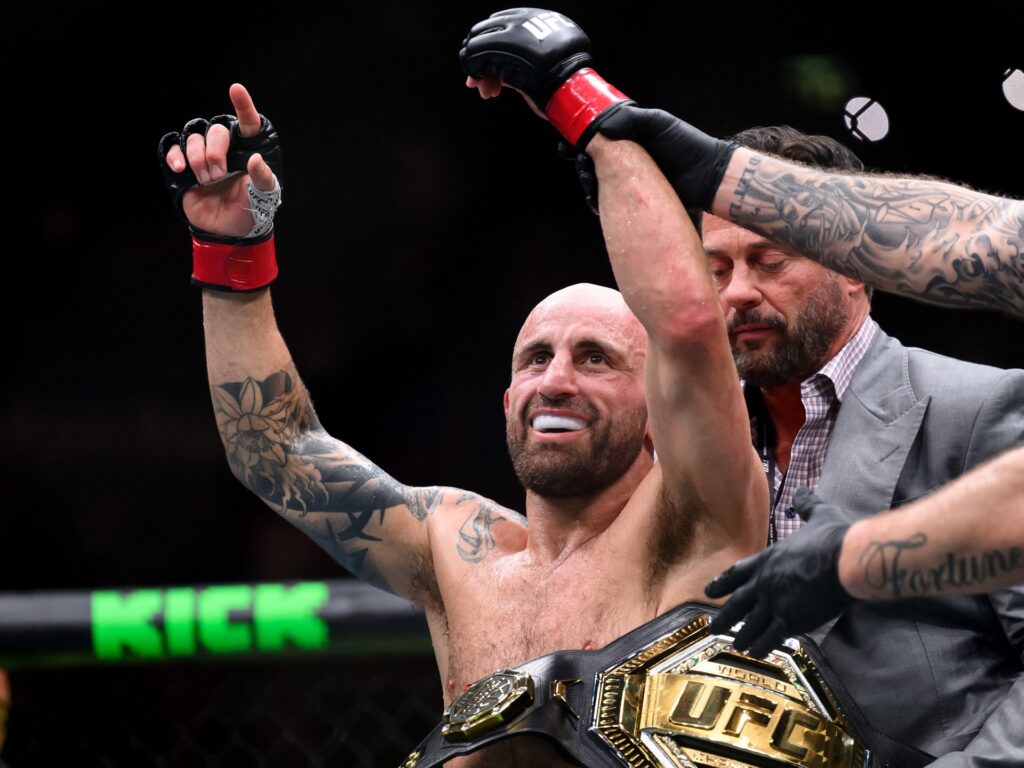 Volkanovski wins featherweight title defense against Lopez at UFC 325 | Mixed Martial Arts News