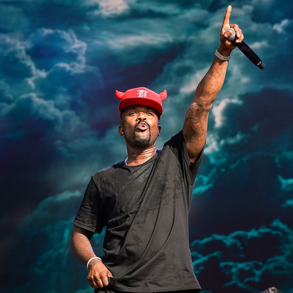 Ray J performs concert with blood flowing from his eyes