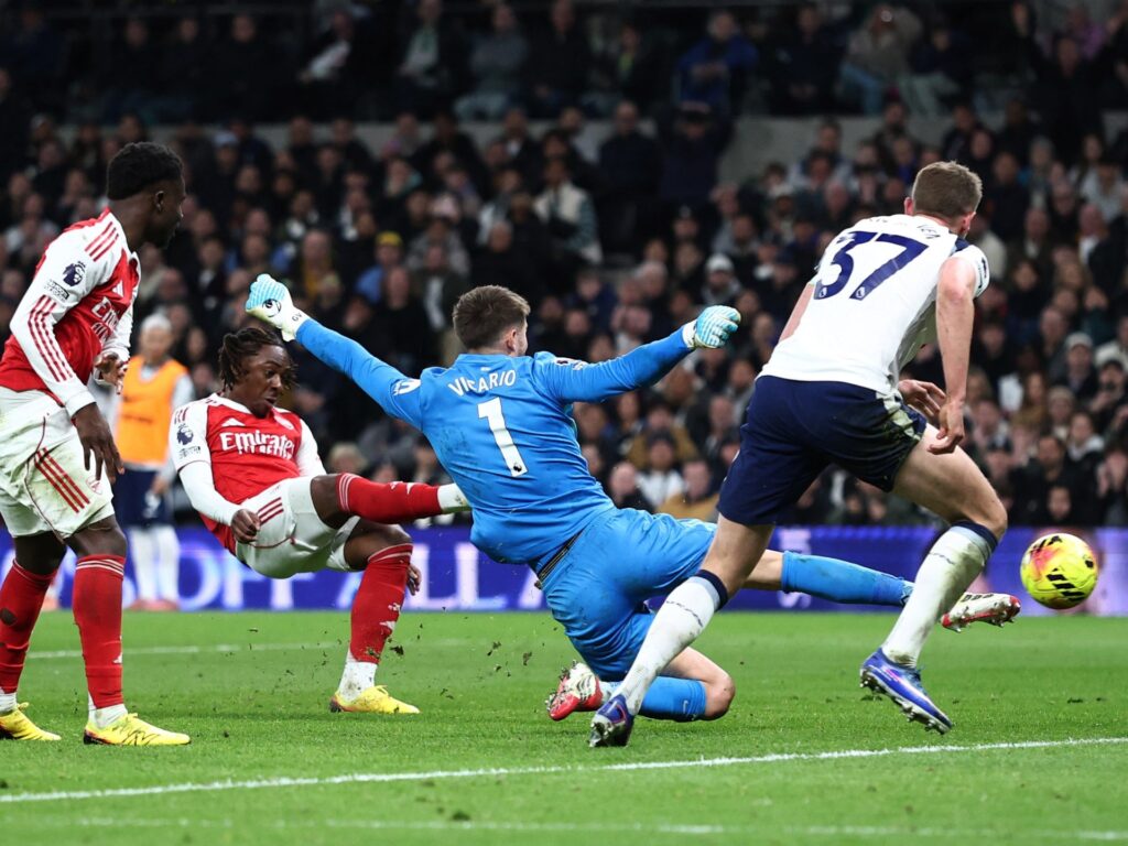Eze hurt Tottenham again as Arsenal win 4-1 to reignite title hopes | Soccer News