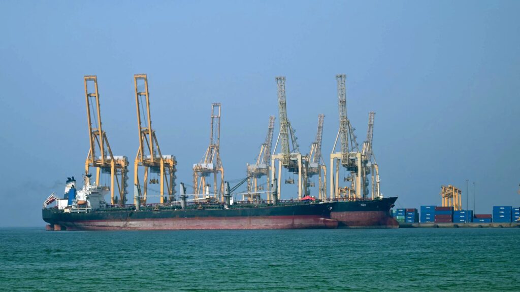 Experts consider potential scenarios for oil if the Strait of Hormuz closes