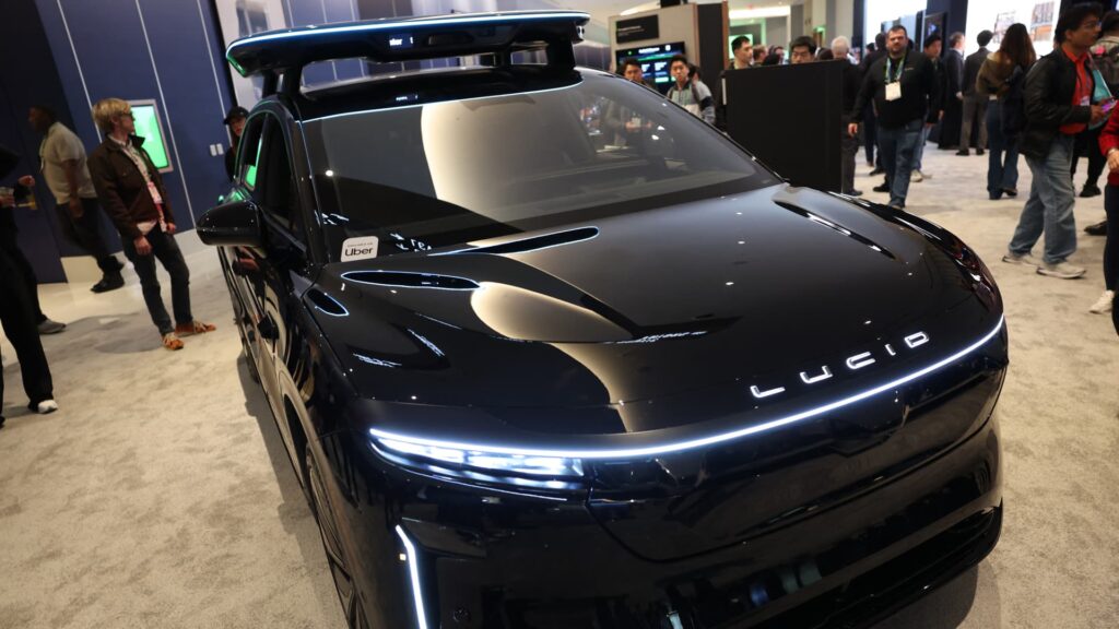 Stocks with the biggest price movements at noon: LCID, APP, WDC, IVZ