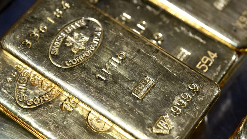 Gold and silver rise. Gold records first weekly gain since May