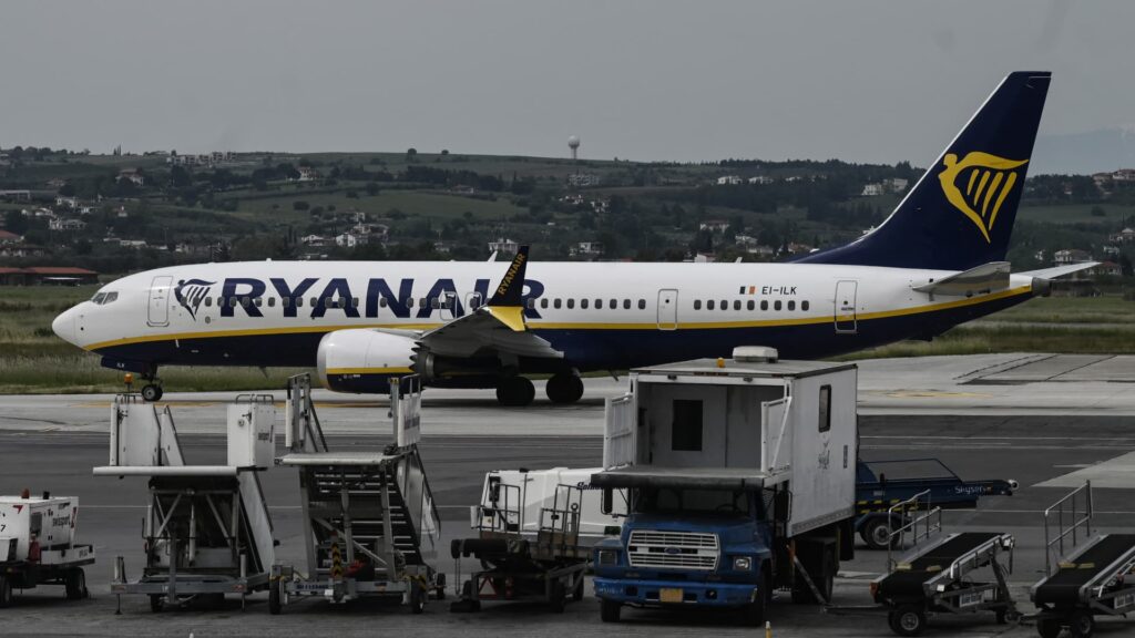 Ryanair stock price drops 6% as fuel costs rise due to Iran war, profits decline