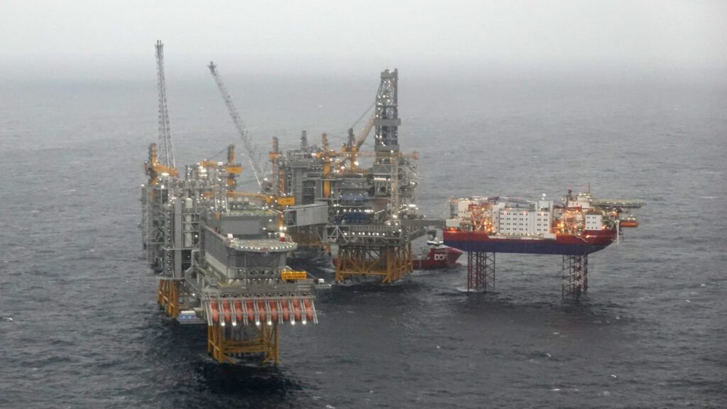 Iran vows not to let a single drop of oil pass through Hormuz, oil rises