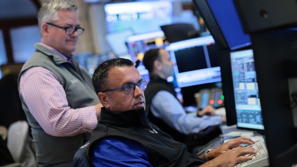 Tech bulls lose confidence as major trading indicators swell to widest range since 2008