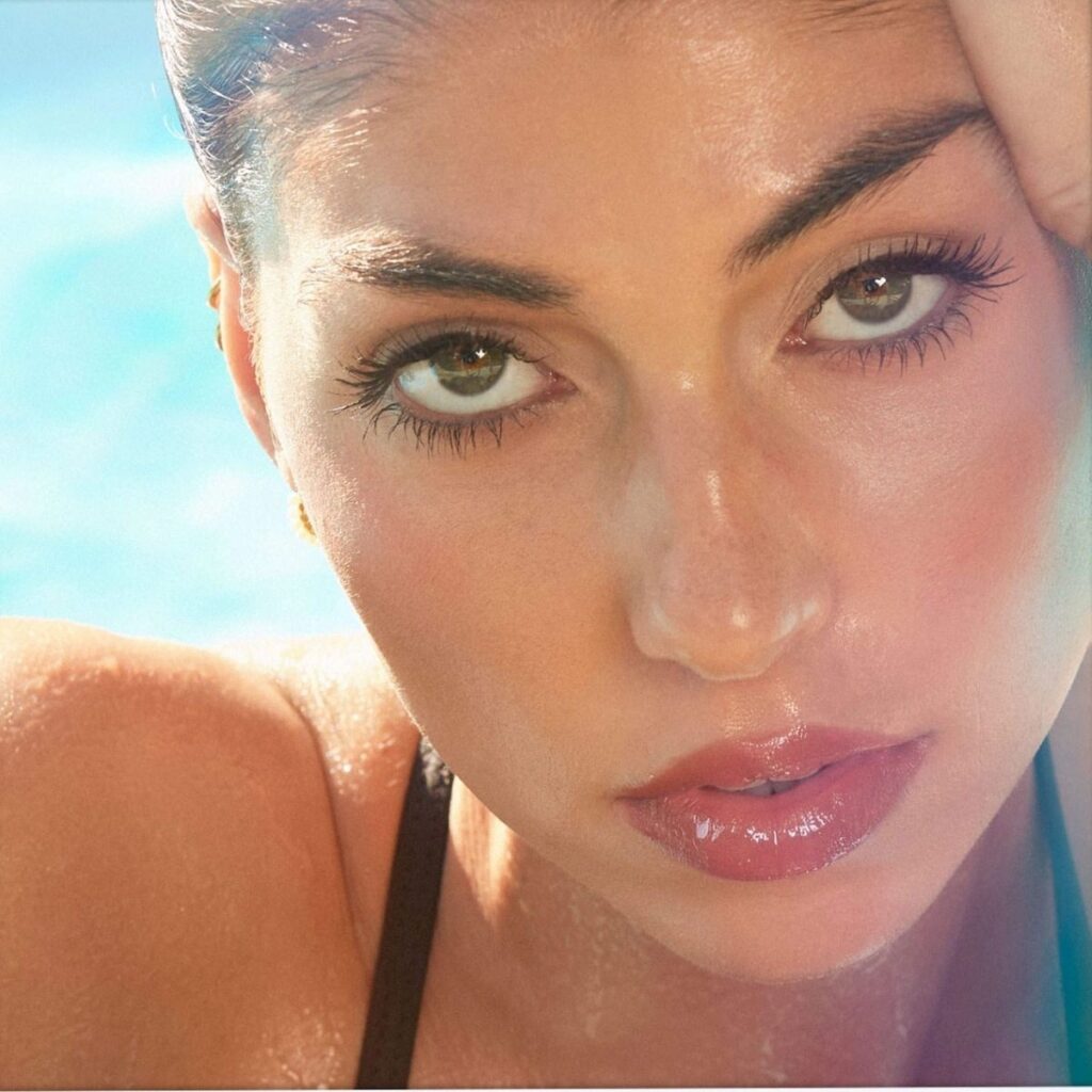 Long-lasting waterproof mascara that doesn’t peel off or smudge easily